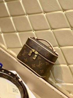 LV M44496 MINI化妆包 手感柔软帆布 顶级A货 无肩带