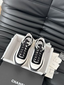 Chanel 25C新款熊猫运动休闲鞋百搭小白鞋 款式搭配不会出错撞色搭配活力满满啊 侧面压印log 212