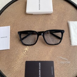 2025最新款By Row 系列 By Row型号为Gentle Monster 2025Collection太阳镜。黑色方框板材先锋潮流时尚太阳镜墨镜 原单品质镜腿处标志性金属装饰正面 .7mm, 镜脚 146mm宽度 62.4mm, 高度 45.8mm鼻梁 18mm㊣配图片白色独家全套包装(礼品袋+发票+外盒+内盒+眼镜布+磨砂镜腿袋)