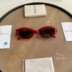 最新款Dada 系列 镜框采用半透明红色板材材质，搭配高清尼龙镜片。立体感线条勾勒出精致蝶形前框。曲线与直线间，风格尽显。镜腿前端镶嵌2024 Collection金属标识，构筑独特系列感。正面 147mm, 镜脚 144.3mm 宽度 55mm, 高度 34.4mm 鼻梁 20mm秘特殊渠道货源秘㊣配图片白色独家全套包装(礼品袋+发票+外盒+内盒+眼镜布+磨砂镜腿袋)