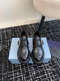 P家24ss 秋冬季新款 厚底 新款一脚蹬乐福鞋真的是经典顶奢潮流风范,演绎都市精英 设计彰显功能性 355