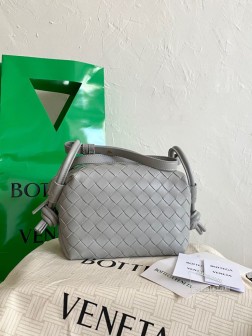 BV Loop Lindy 手提包 银灰色 斜挎相机包 休闲大耳朵设计