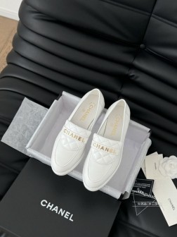 Chanel 25C新款书包扣乐福鞋回归的经典书包扣设计 特别Vintage 复古味十足乐福鞋也长到 528