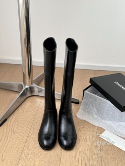 Chanel 24K秋冬新款靴!这双最新款的靴子太好看啦 最上面筒靴旁边的小logo给整体增加了小细 1233