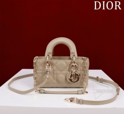 迪奥 超迷你lady d-joy-micro型号0542Size：16.5610cm Internal Composition Leather with Velvet 内里：羊绒+皮