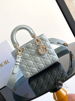迪奥 这款 Lady Dior Dior 手袋集中体现了 Dior 对优雅和美丽的深刻洞见。采用羊皮革精心制作，以藤格纹缉面线打造醒目的绗缝细节，时髦典雅的设计经久不衰。缀有浅金色饰面金属 D.I.O.R. 吊饰，彰显优雅气质。小号款式，设计别致，肩带可饰以徽章彰显个性，可手提或斜挎。可调节的宽肩带包含三枚徽章，可打造个性造型。总共可搭配六枚徽章装饰。内部拉链口袋可随心搭配其他 Dior 刺绣肩带内含防尘袋意大利制造尺寸：20 x 17 x 8 厘米（长 x 高 x 宽）型号M湖水蓝