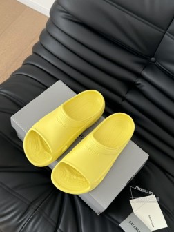 BALENCIAGE 巴黎世家 Pool Crocs 合作款厚底拖相信我,一定是一双可以让你整个夏天 786