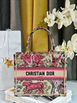 DIOR 2024新颜色 杏红虎动物园 这款 Book Tote 手袋由 Dior 女装创意总监玛丽亚·嘉茜娅·蔻丽 (Maria Grazia Chiuri) 设计，是体现 Dior 美学的主打产品。通体饰以杏色和红色 Reverse 茹伊印花刺绣，全新演绎经典图案，突显反色效果，可收纳各种日常用品。小号款式，正面饰以 Christian Dior Paris 标志，彰显 Dior 的精湛工艺，可手提或肩背。正面饰以 Christian Dior Paris 标志内含防尘袋尺寸26.5X21X