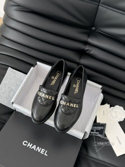 Chanel 25C新款书包扣乐福鞋回归的经典书包扣设计 特别Vintage 复古味十足乐福鞋也长到 526