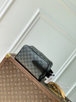 LV M83112 黑格 化妆包 Locker Dopp Kit 真皮材质