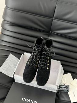 Chanel 24B秋冬新款靴这双最新款的靴子太好看啦 最上面筒靴旁边的小logo给整体增加了小细节 560