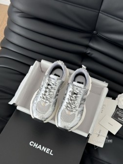 Chanel 25C新款熊猫运动休闲鞋百搭小白鞋 款式搭配不会出错撞色搭配活力满满啊 侧面压印log 188