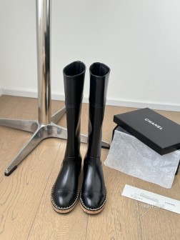Chanel 24K秋冬新款靴!这双最新款的靴子太好看啦 最上面筒靴旁边的小logo给整体增加了小细 1235