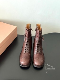 Miumi24秋冬走秀款复古机车靴年度可以封神的战靴 朋克风满满 既能当甜妹又能扮拽酷 越看越上 710