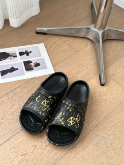 BALENCIAGE 巴黎世家拖鞋相信我,一定是一双可以让你整个夏天焊死脚上的沙滩拖鞋宽体的鞋型,显 417