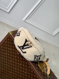 LV M23715 中号腰包 羊毛皮革 Monogram 图案 软质感