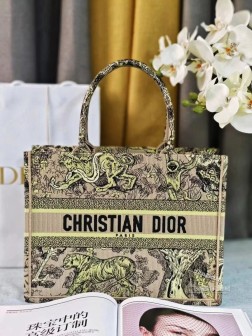迪奥 2024新颜色 杏黄虎动物园 这款 Book Tote 手袋由 Dior 女装创意总监玛丽亚·嘉茜娅·蔻丽 (Maria Grazia Chiuri) 设计，是体现 Dior 美学的主打产品。通体饰以杏色和黄色 Reverse 茹伊印花刺绣，全新演绎经典图案，突显反色效果，可收纳各种日常用品。中号款式，正面饰以 Christian Dior Paris 标志，彰显 Dior 的精湛工艺，可手提或肩背。正面饰以 Christian Dior Paris 标志内含防尘袋尺寸36.5X27X16