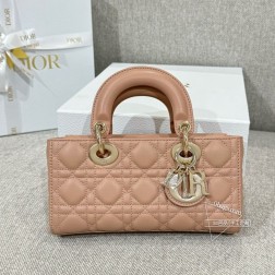 DIOR D-JOY22 羊皮奶茶色金扣 以羊皮制作，配搭 Cannage 藤格纹图案缝线缀以优雅的淡金色金属吊饰，散发精致而隽永的气质。尺寸：