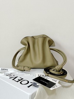 LOEWE flamenco M号 黏土绿 抽绳包 柔软皮质 大容量
