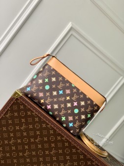 LV M83568 Pochette Voyage Souple 手拿包 棕花 取尺寸