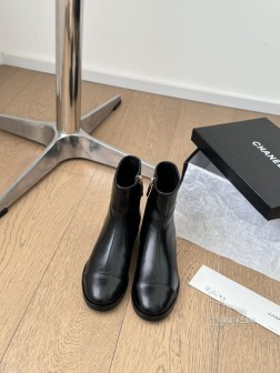 Chanel 24K秋冬新款靴!这双最新款的靴子太好看啦 最上面筒靴旁边的小logo给整体增加了小细 1234