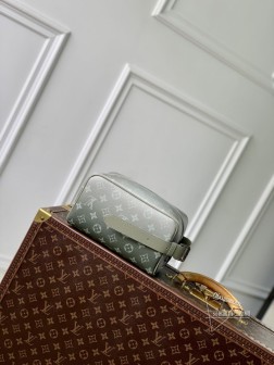 LV M11559 Locker Dopp Kit 盥洗袋 灰绿 Monogram Gradient 涂层帆布