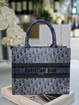 DIOR 新款：蓝D牛仔刺绣这款 Dior Book Tote 手袋由 Dior 女装创意总监玛丽亚·嘉茜娅·蔻丽 (Maria Grazia Chiuri) 设计，是体现 Dior 美学的主打产品。可收纳各种日常用品，采用蓝色 Denim Dior Oblique 提花面料精心制作，以不规则的石洗效果焕新演绎 Dior 的经典图案，彰显现代魅力。小号款式，正面饰以对比鲜明的 Christian Dior Paris 标志，彰显 Dior 的精湛工艺，可手提。正面饰以 Christian Dio