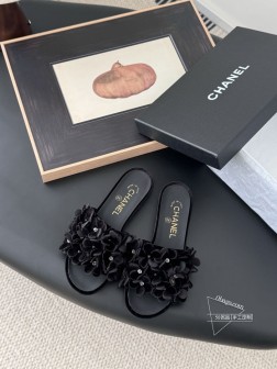 Chanel 25P新款山茶花拖鞋 精致的花朵每一朵都有小水晶花芯儿点缀我愿叫它星星点点的绣球花很别 18