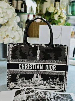 DIOR 新款 埃菲尔铁塔 这款 Dior Book Tote 手袋由 Dior 女装创意总监玛丽亚·嘉茜娅·蔻丽 (Maria Grazia Chiuri) 设计，是体现 Dior 美学的主打产品。可收纳各种日常用品，通体饰以黑色和白色 Paris 图案刺绣，突显系列的主题，以生动的绘图风格彰显埃菲尔铁塔的迷人风采。中号款式，正面饰以 Christian Dior Paris 标志，彰显 Dior 的精湛工艺，可手提或肩背。正面饰以 Christian Dior Paris 标志内含防尘袋尺寸