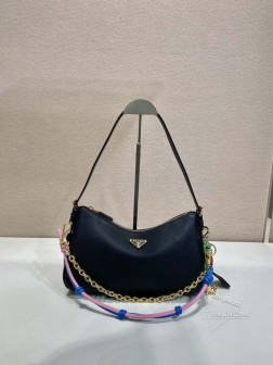 Prada 1TT219 挂饰公仔 女士饰件 涂珐琅金属徽标 价格