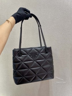 Prada普拉达 1BG298 绗缝软羊革托特包 金属徽标装饰 代购