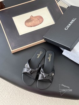 Chanel 25C早春玛丽珍拖鞋系列这一季的鞋子都很棒耶!纯黑色玛丽珍上脚很舒服鞋面皮质也很软,不 104