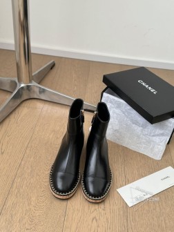 Chanel 24K秋冬新款靴!这双最新款的靴子太好看啦 最上面筒靴旁边的小logo给整体增加了小细 1236