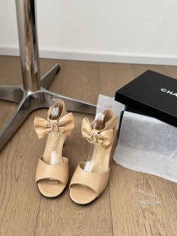 Chanel 24K走秀款玛丽珍单鞋简约又不失甜美俏皮!鞋头经典拼色简约易搭,搭配一字带更加跟脚。内 1117