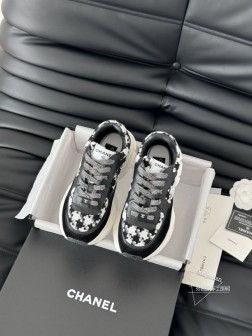 Chanel 25C新款熊猫运动休闲鞋百搭小白鞋 款式搭配不会出错撞色搭配活力满满啊 侧面压印log 164