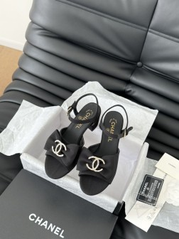 Chanel 24K走秀款玛丽珍单鞋简约又不失甜美俏皮!鞋头经典拼色简约易搭,搭配一字带更加跟脚。内 1041