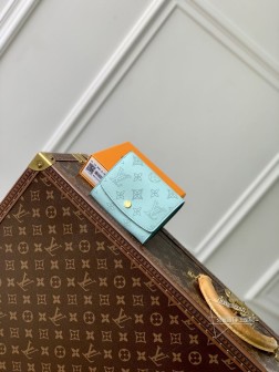 LV M62542 Monogram镂花小牛皮翻盖钱包,多个信用卡位