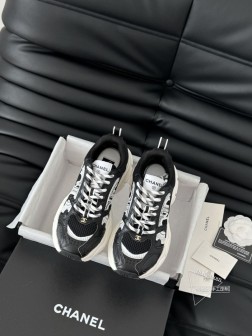 Chanel 25C新款熊猫运动休闲鞋百搭小白鞋 款式搭配不会出错撞色搭配活力满满啊 侧面压印log 189