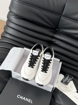 Chanel 25C新款运动休闲鞋百搭小白鞋 款式搭配不会出错撞色搭配活力满满啊 侧面刺绣logo 990