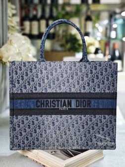迪奥 新款：蓝D牛仔刺绣这款 Dior Book Tote 手袋由 Dior 女装创意总监玛丽亚·嘉茜娅·蔻丽 (Maria Grazia Chiuri) 设计，是体现 Dior 美学的主打产品。可收纳各种日常用品，采用蓝色 Denim Dior Oblique 提花面料精心制作，以不规则的石洗效果焕新演绎 Dior 的经典图案，彰显现代魅力。大号款式，正面饰以对比鲜明的 Christian Dior Paris 标志，彰显 Dior 的精湛工艺，可手提。正面饰以 Christian Dior 