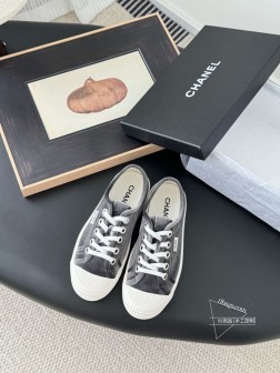 配白色飞机盒Chanel 25C隐藏款休闲小白鞋!Vintage感满满,中古复刻款get啦~小白鞋适 54
