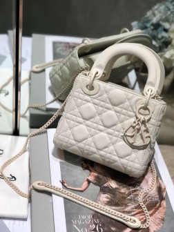 迪奥 LADY MATTE 磨砂白色mini三格哑光色系经典不败 白色磨砂款是早春初夏必入的颜色夏天搭配清爽的蓝色的牛仔裤你就是这条街最时髦的仔！纯白色非常有法式慵懒的仙女感，干净纯粹但是又非常有创造性，可盐可甜 可仙可酷磨砂牛皮款的包包对比dior家之前出的漆光和羊皮款来说更加耐操，不容易出现划痕。值得一提的是，他的链条是个包身同色的纯白色，上身非常亮眼，三格mini size但是容量日常也非常够用完全不会卡手，可以说是性价比非常高的一款入门奢侈品包包了尺寸：17cm7