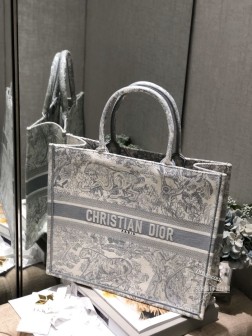 迪奥 book tote greystone 岩石灰动物系列这款有多受追捧已然无需赘述任何人都能驾驭～ 出片根本不挑人 非常适合旅行 出差 随便往那一扔就是一张大片Obique是越看越顺眼那一卦 上手连造型都不用亲自凹面料挺阔耐脏耐磨 ～ 完美一百分都是形容它没有任何缺点每个拿到手的仙女都会知道这是买得最明智的一只 什么都能装进去 衣服 化妆品 帽子 甚至猫猫狗狗 必败就对了 minisize ： 42cm0780 #