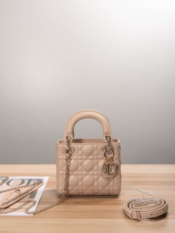 DIOR 胭脂米Lady Dior三格小羊皮手袋集中体现了 Dior 对典雅和美丽的深刻洞见。结合精致端庄的气质与时髦现代的风范，是经久不衰的经典单品。饰以浅金色饰面的标志性金属“D.I.O.R.”吊饰，为精美的轮廓增添一分灵动，搭配可调节皮肩带可拆卸金属链条肩带。Size：17x15x7cm