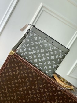 LV M81570 Pochette To Go 手拿包 Monogram Shadow 压纹皮革