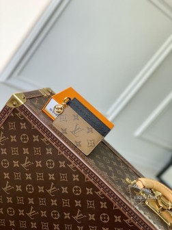 LV M82132 黄花 卡夹 钱夹 Monogram Unplant皮革 Porto Cult LV Charm