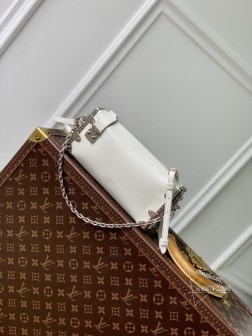 LV M25445 Slim Trunk 手袋 白色 柔软牛皮革 铆钉边框 金属锁