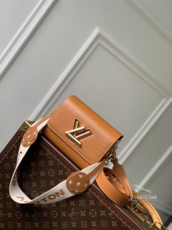LV M24758焦糖色 Twist Traveler 小号手袋 织物手柄皮革 Monogram