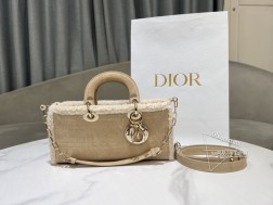 DIOR 横款中号 Lady D-Joy 手袋米色绒面革和米白色羊皮革皮毛一体编号 0998这款 Lady D-Joy 手袋集中体现了 D ior 对优雅和美丽的深刻洞见。时髦典雅的设计经久不衰。采用米色绒面革精心制作，饰以藤格纹缉面线并搭配米白色羊皮革皮毛一体，彰显 D ior 的精湛工艺。搭配浅金色饰面金属 D.I.O.R. 吊饰，为精美的轮廓增添一分灵动。中号款式，搭配可拆卸的链条肩带和可调节、可拆卸的绒面肩带，可手提或斜挎，是日常的理想伴侣。主体：羊皮革里料：羊皮革皮毛一体可拆卸链条可拆