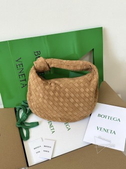 BV jodie 打结包teen小号麂皮棕 原谅我的后知后觉啊jodie要背大尺寸才足够慵懒啊老钱风愈演愈烈，大包才是王道！这只一定是vintage 复古风的天花板中号是teencm，大号是small47cm我的个老天，配西装好看到要命包身软趴趴很舒服，就像背了张小披肩而且是小羊皮，重量直接减半不像别的大包那样又重又硌得慌BV的老粉们，一定要收了这只！！强推啊！teen：×21×13cm65m